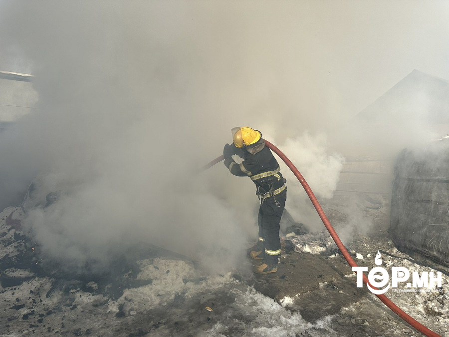 Таван ханатай гэр шатаж байсныг унтрааж, хажуугийн гэрүүд шатахаас хамгаалжээ