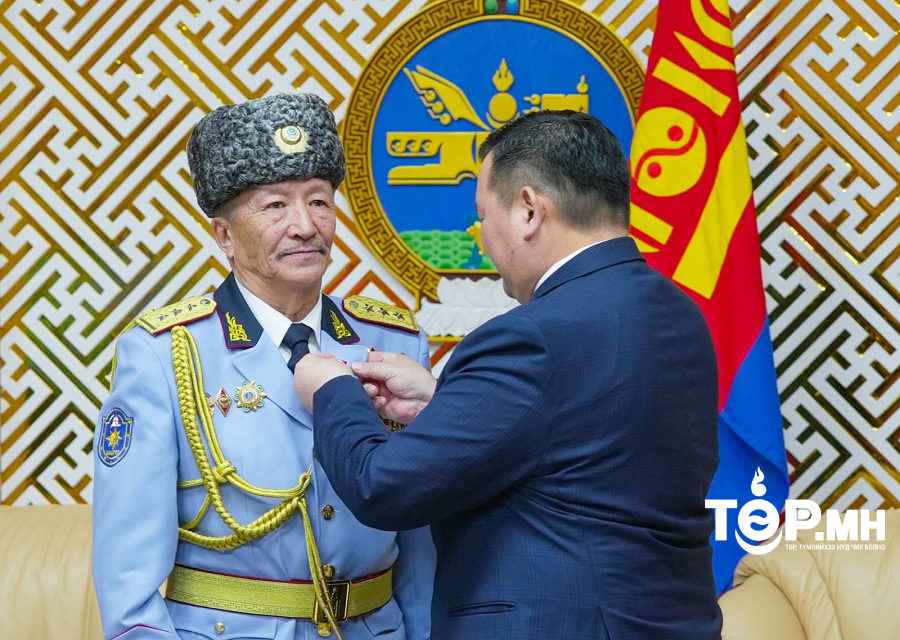 Шүүхийн Шийдвэр Гүйцэтгэх байгууллагын ахмад ажилтан, бэлтгэл хурандаа П.Бадамдоржид “Монгол Улсын Гавьяат хуульч” цол олголоо