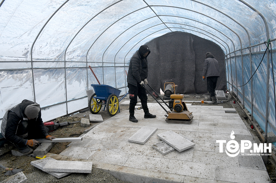 Зөөврийн хүлэмж ашиглан, хуурай аргаар явган хүний зам тавьж байна