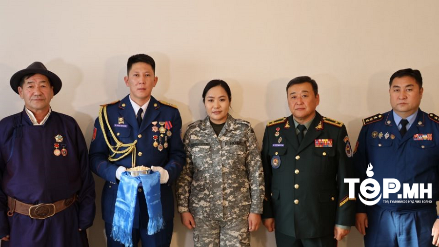 Ахлах ахлагч Б.Хаш-Өлзийгийн гэр бүлд орон сууцны түлхүүрийг нь гардуулан өглөө