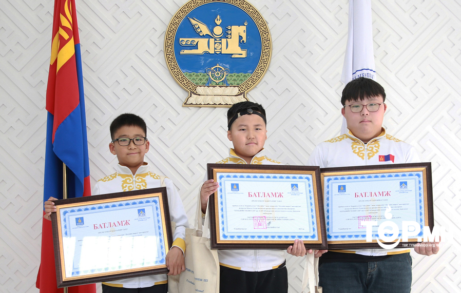 Олон улс, тив, дэлхийн урлаг, спортын тэмцээн, уралдаанд амжилт гаргасан хүүхдүүдийг шагналаа