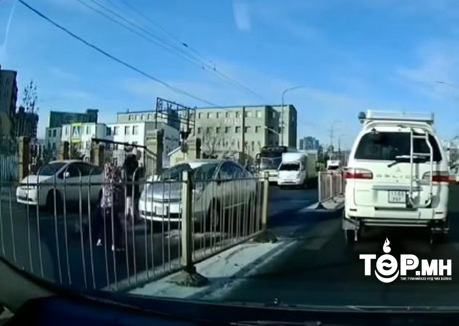 Гарцаар гарч явсан хоёр том хүн, нэг хүүхдийг автомашинаар мөргөсөн хэргийг шалгаж байна