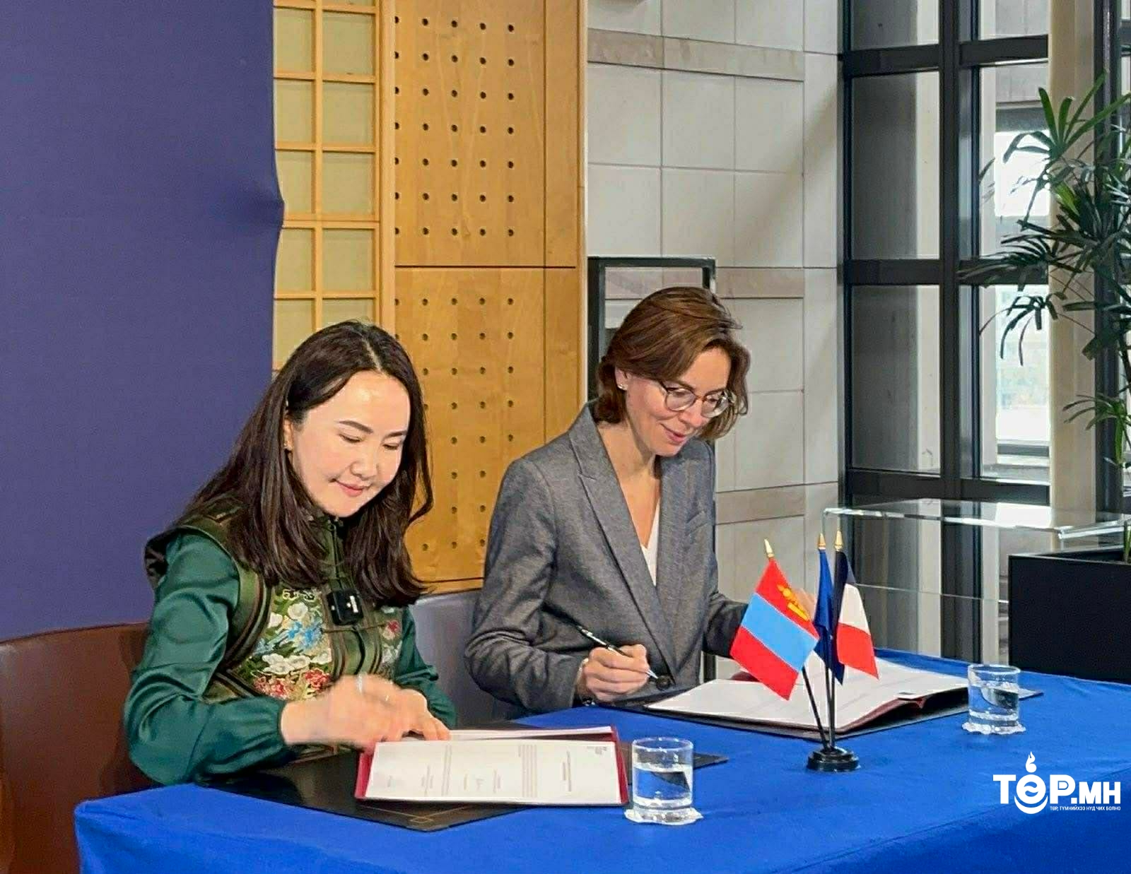 Хууль бусаар худалдаалагдсан Тарбозавр батаар үлэг гүрвэл тэргүүтэй 29 багц чулуужсан олдворыг Монгол Улсад хүлээлгэн өглөө