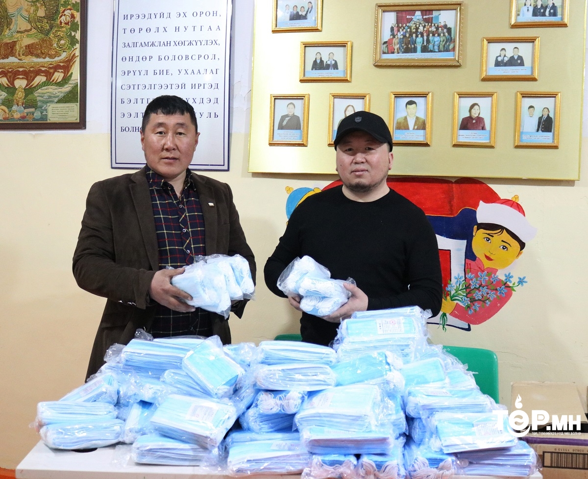 МЗХ-ны дэд ерөнхийлөгч Н.Амартүвшин Тонхил сумын сургуульд 5000 амны хаалт хандивлалаа