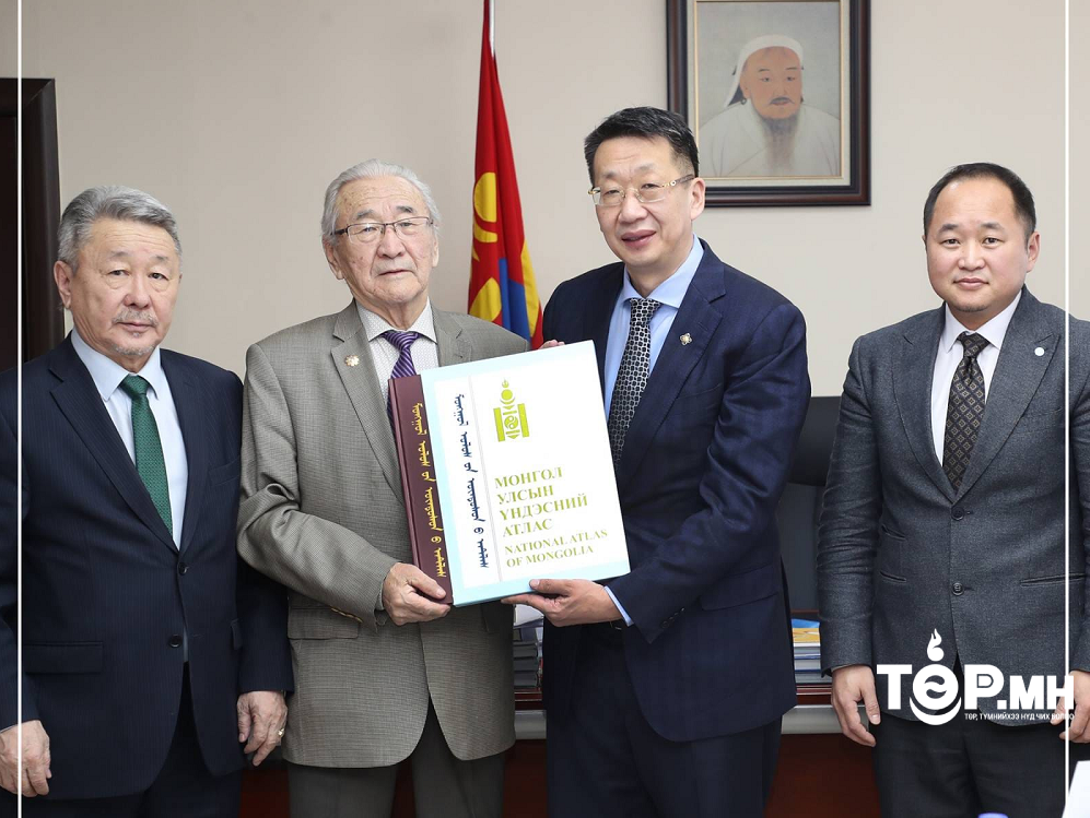 “Монгол Улсын Үндэсний Атлас” бүтээлийг боловсрол, шинжлэх ухааны сайдад өргөн барилаа