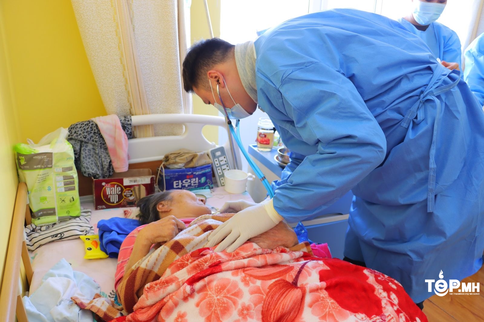 Ахмад настнуудад эрүүл мэндийн үзлэг хийжээ