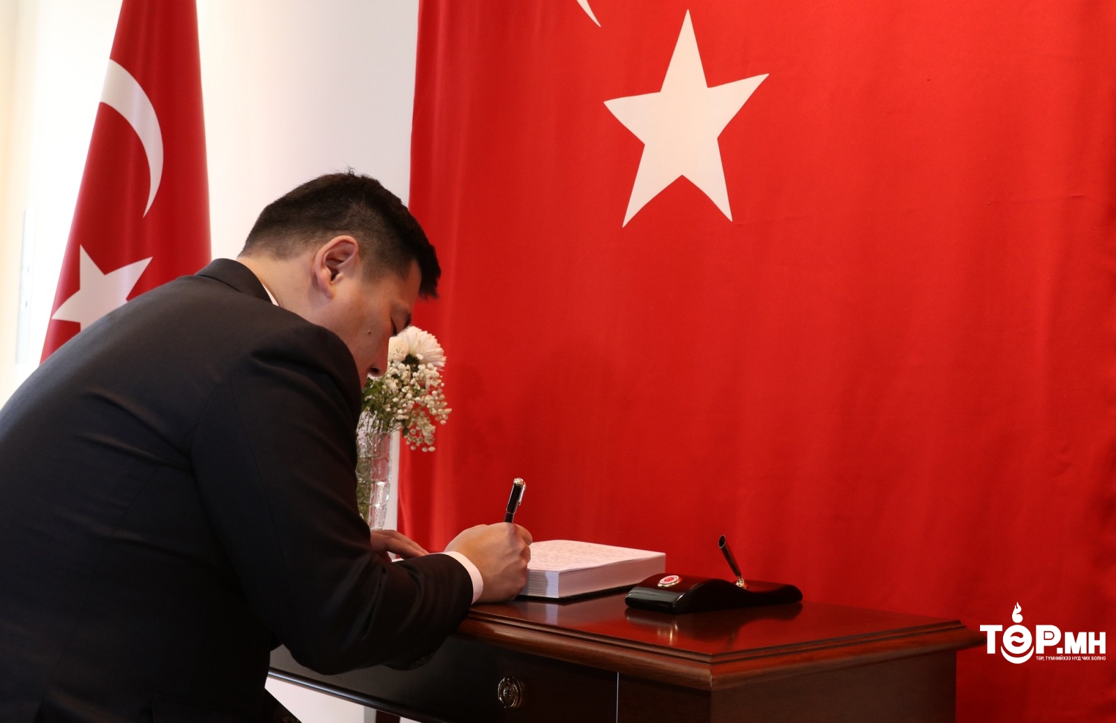 Ерөнхий сайд Л.Оюун-Эрдэнэ эмгэнэлийн дэвтэрт гарын үсэг зурлаа