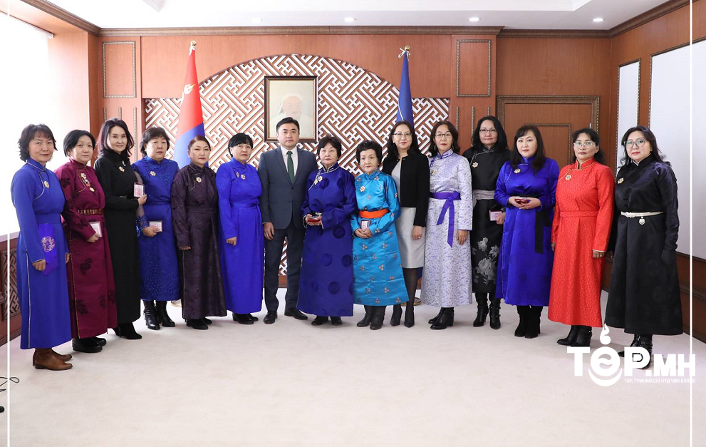 XVII жарны “Үзэсгэлэн болгогч” хэмээх туулай жилийн Цагаан сарын баярыг тохиолдуулан боловсролын салбарын багш ажилтнуудыг Төрийн одон, медалиар шагналаа