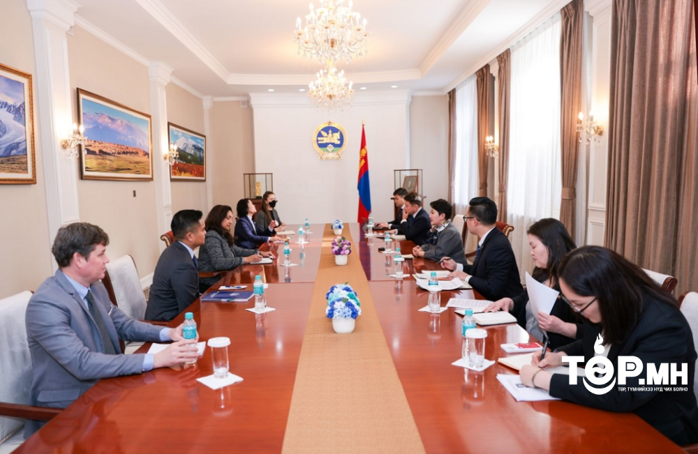 ГХЯ-ны сайд Б.Батцэцэг АНУ-ын төрийн нарийн бичгийн даргын иргэний аюулгүй байдал, ардчилал болон хүний эрхийн асуудал хариуцсан орлогч Азра Зеяа-г хүлээн авч уулзав