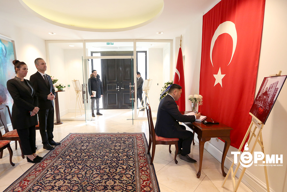 Эмгэнэлийн дэвтэрт гарын үсэг зурж, тусламж үзүүлэхээ илэрхийллээ