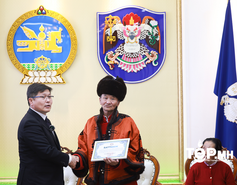 Гэр хорооллын дахин төлөвлөлтийн улмаас хохирсон иргэдэд орон сууцны батламж гардууллаа