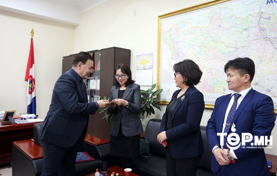 УИХ-ын Ёс зүй, сахилга хариуцлагын байнгын хорооны дарга Б. Баттөмөр Ёс зүйн хорооны орон тооны гишүүдэд үнэмлэхийг нь гардуулж өглөө