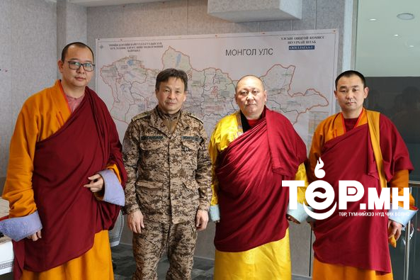 Лам хуврагууд 80 гаруй сая төгрөгийн өртөг бүхий өвс тэжээлийг хандивлалаа