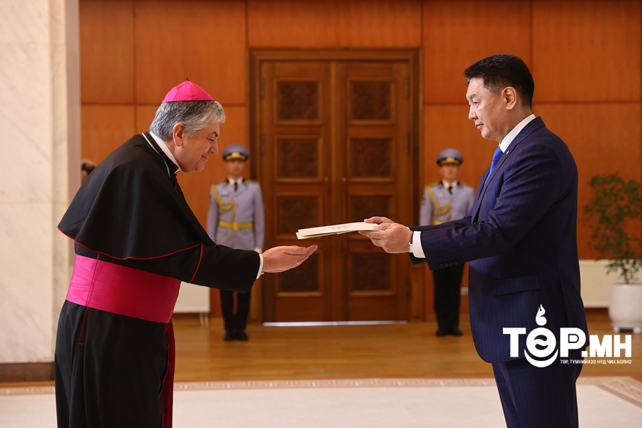 Гэгээн Ширээт Улсын Элчин сайд Итгэмжлэх жуух бичгээ өргөн барилаа