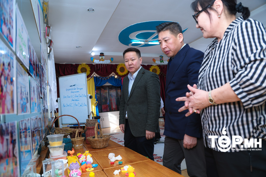 Хүүхдийн бүтээлч, шинжлэх ухаанч сэтгэхүйг хөгжүүлэх хичээлийн хэрэглэгдэхүүнийг гардуулан өглөө