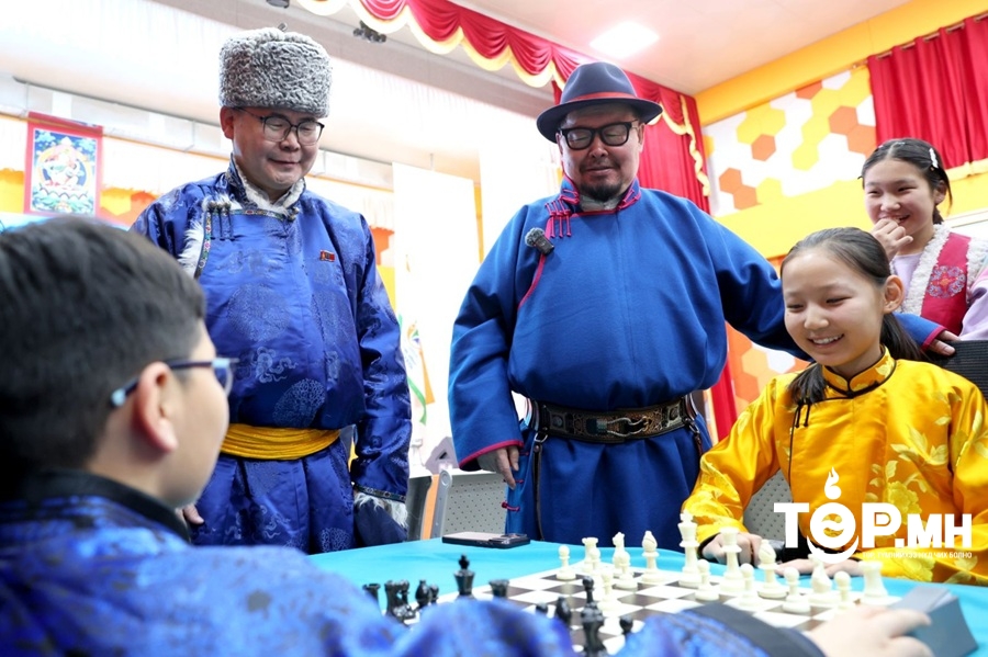 Өмнөговь аймаг шатрын сургалтын багш нараа бэлджээ