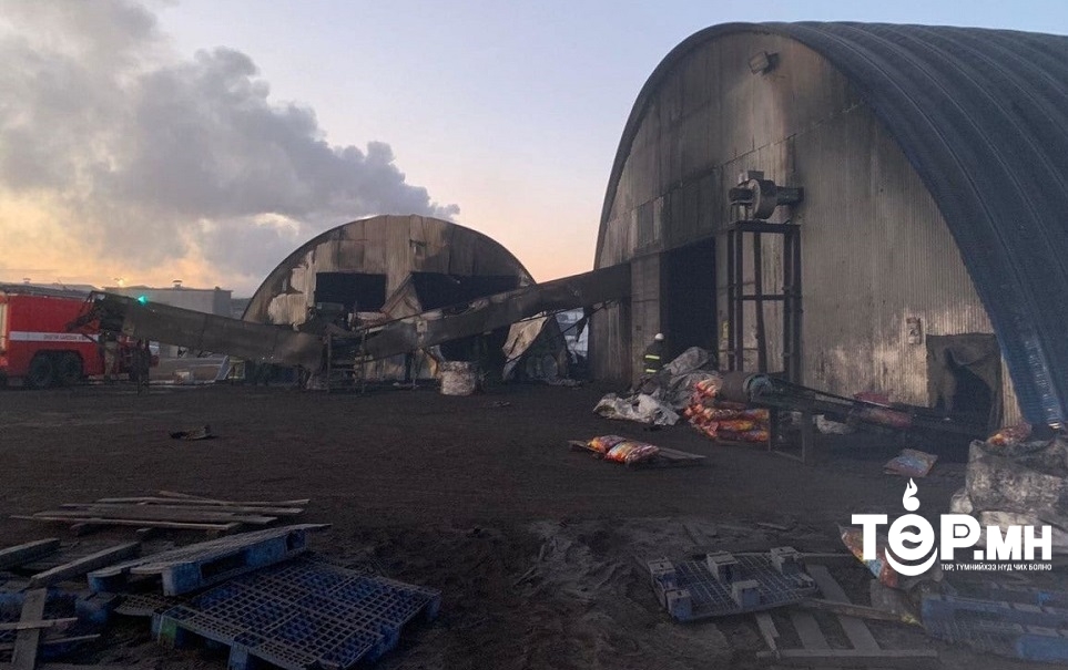 Сайжруулсан шахмал түлшний үйлдвэрийн гурван барилга шатаж галыг бүрэн унтраахаар ажиллаж байна