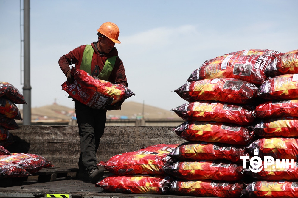 Зорилтот өрхүүдэд сайжруулсан шахмал түлш олгож эхэллээ