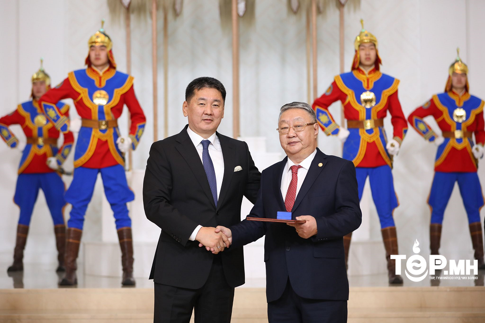 Монгол Улсын Ерөнхийлөгч У.Хүрэлсүх эрдэмтдэд “Академич” хэргэм хүртээв