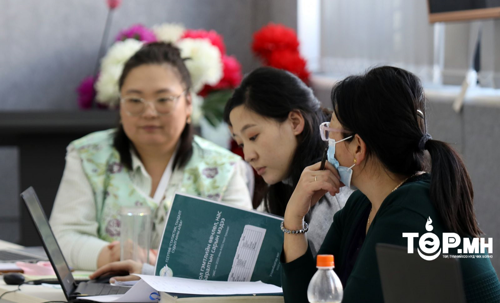 Эрүүл мэндийн байгууллагуудын үйл ажиллагааны жилийн тайланг хүлээн авч байна