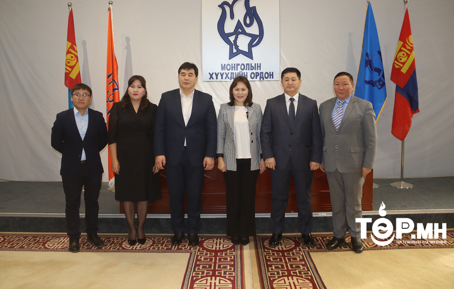 Монголын Хүүхдийн ордны үндэсний бөхийн дугуйлан Бөхийн өргөө болон Биеийн тамир, спортын улсын хороонд хичээллэнэ