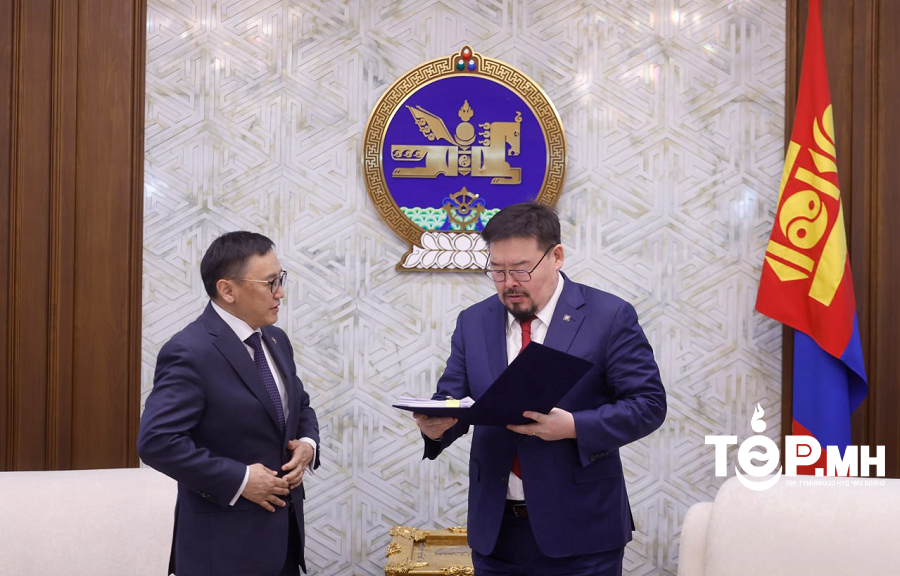 Улсын Их Хурлын гишүүн Ж.Чинбүрэн, Т.Аубакир, Т.Энхтүвшин нар Цусны донорын тухай анхдагч хуулийн төслийг өргөн мэдүүлэв