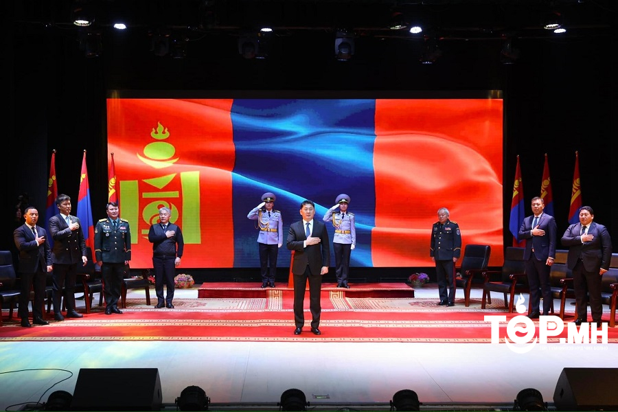 Монгол Улсын Ерөнхийлөгч У.Хүрэлсүх “УЛСЫН ХИЛ ХАМГААЛАХ ДҮРЭМ”-ийг  гардуулж өглөө