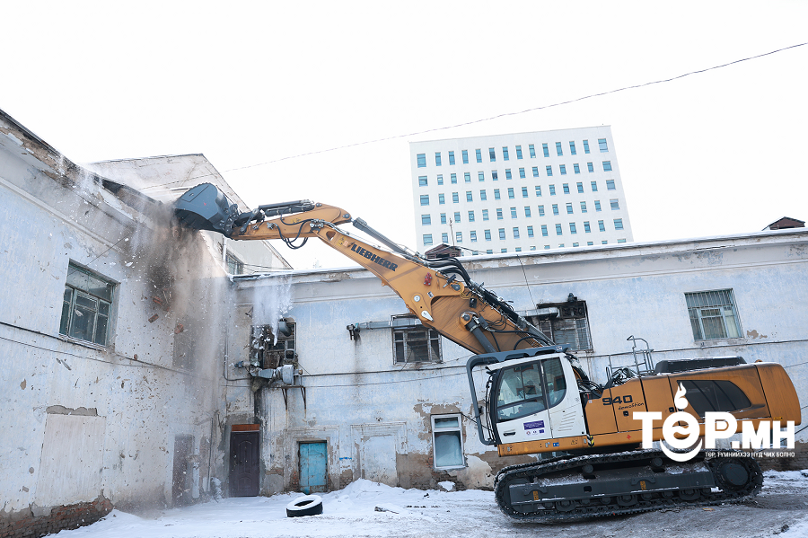 “Урт цагаан” худалдаа, үйлчилгээний төвийн барилгыг буулгаж эхэллээ