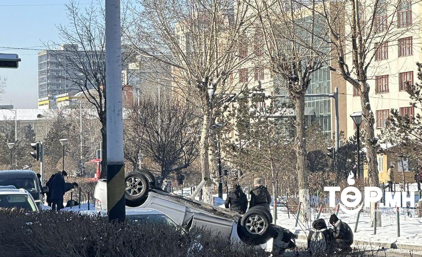 Хөгжим, бүжгийн коллежийн урд талын зам Тоёота Приус-20 маркийн автомашин онхолдсон ноцтой осол гарлаа