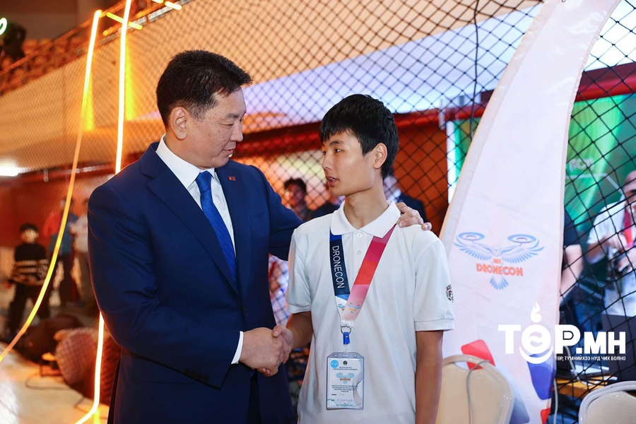 Монгол Улсын Ерөнхийлөгч У.Хүрэлсүх нисгэгчгүй нисэх хэрэгсэл жолоодлогын улсын аварга шалгаруулах тэмцээний хаалтад оролцлоо