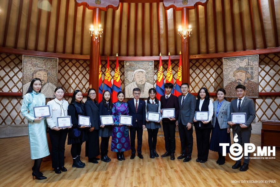 Эсээ бичлэгийн уралдаанд шалгарсан оюутан, сурагчдад шагнал гардууллаа