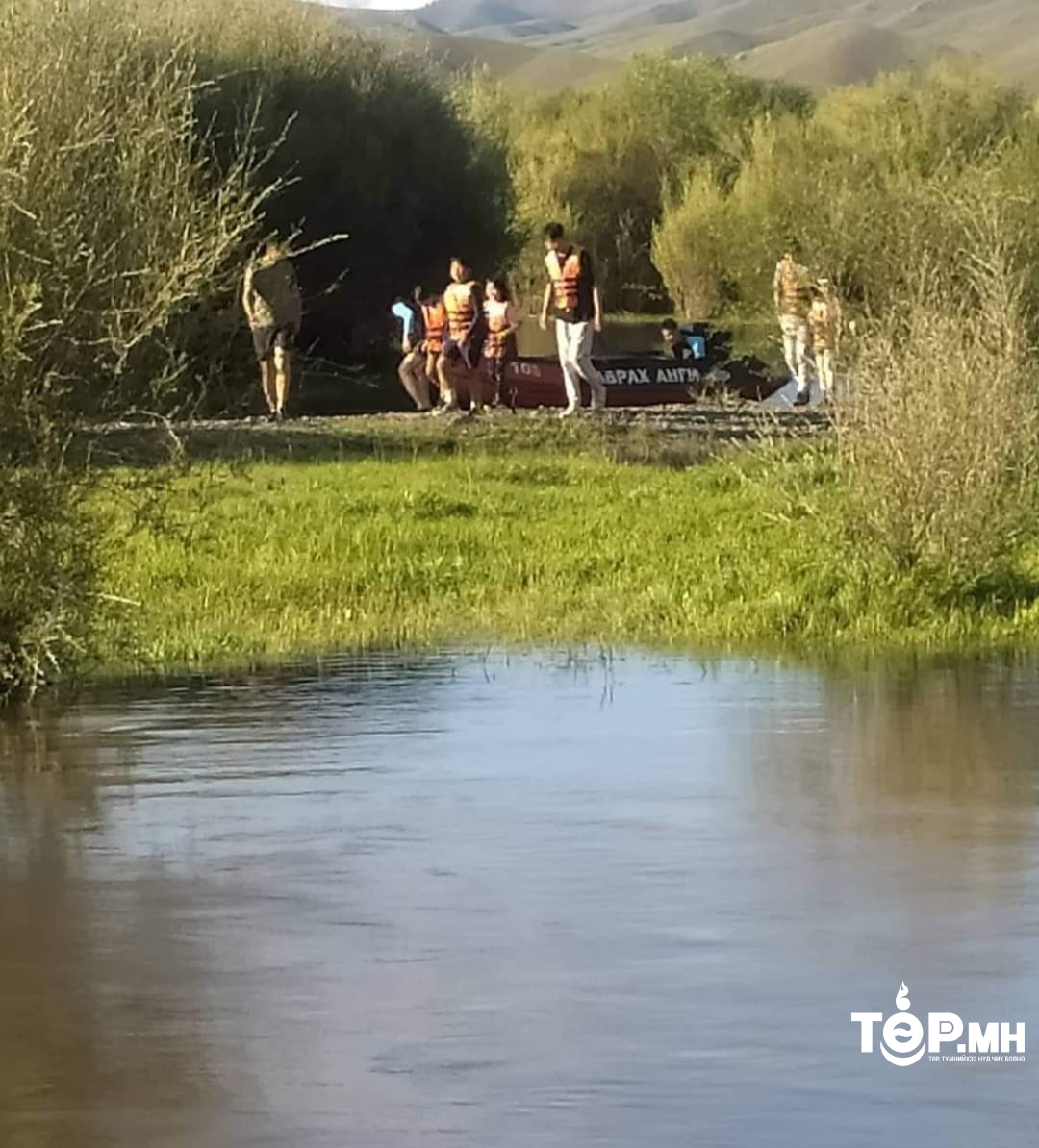 Бага насны хүүхдүүд голын салаанд боогджээ