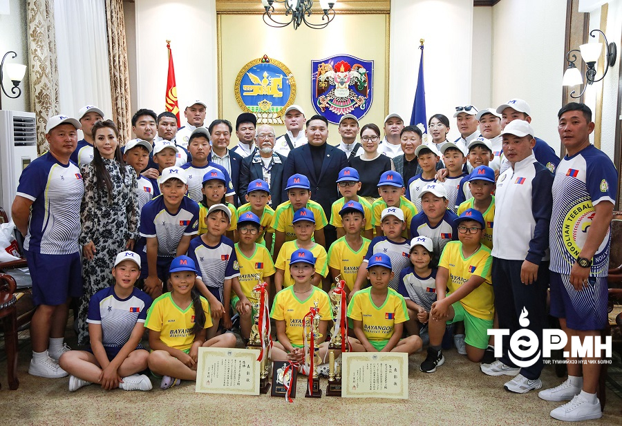 Tийболын тэмцээний баг тамирчдад баяр хүргэв