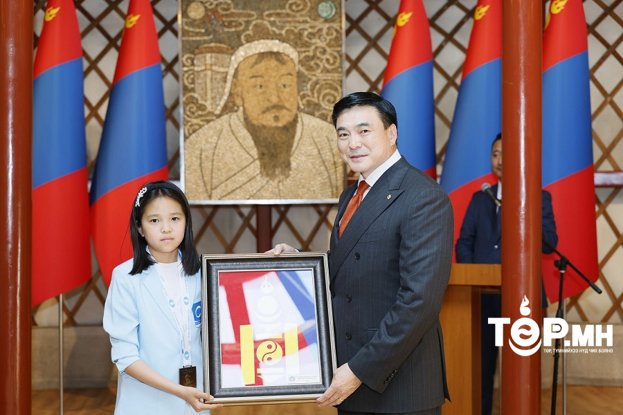 Энэ жилээс улс орныхоо нэрийг олон улсад гаргасан уран бүтээлч, ТАМИРЧДЫГ БАЯР НААДМЫН НЭЭЛТЭД оролцуулдаг болно