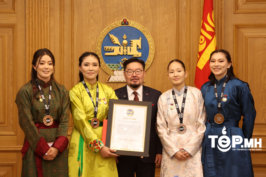 3x3 сагсан бөмбөгийн үндэсний шигшээ багийн тамирчдад Ерөнхий сайдын нэрэмжит шагнал 500 сая төгрөг гардууллаа