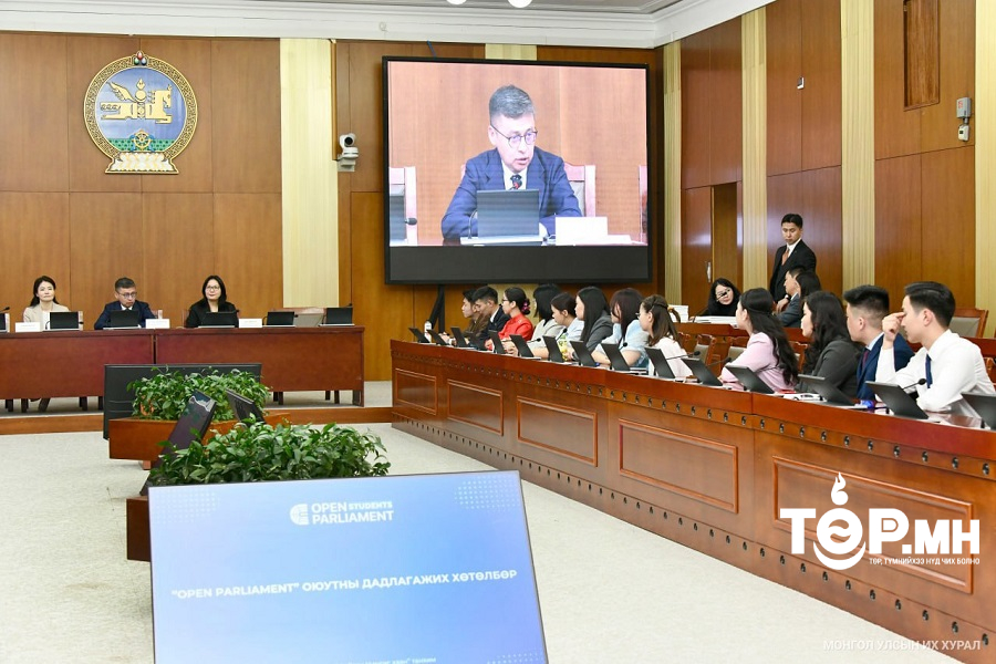 “Нээлттэй парламент” дадлагажих хөтөлбөрт хамрагдсан оюутнууд батламжаа гардан авлаа