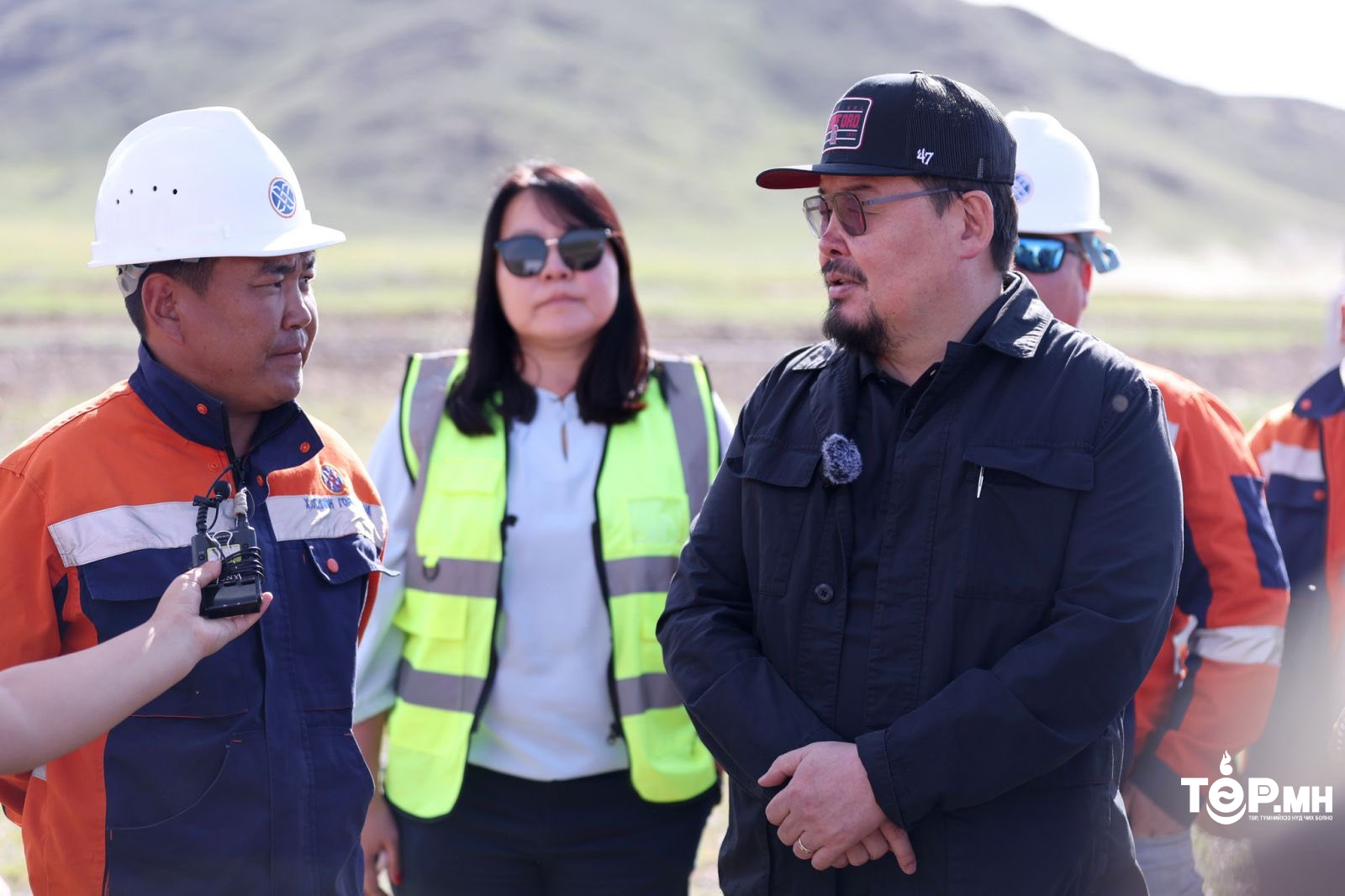 Ерөнхий сайд “Чойр-Мандалговь-Арвайхээр” төслийн Арвайхээрийн хоёр түвшний уулзвар бүхий автозамын бүтээн байгуулалттай танилцлаа