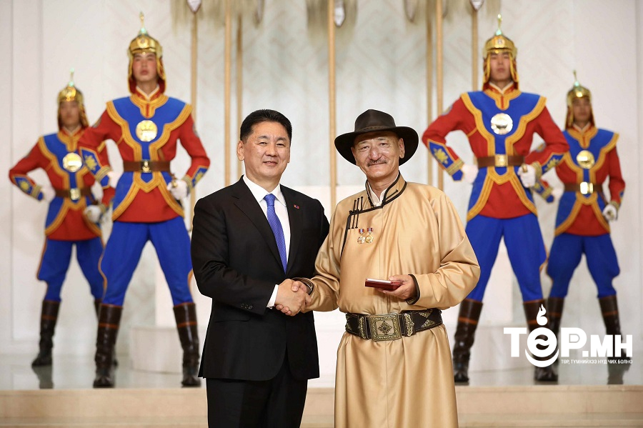 Чойнхорын Найдандоржид Ардын жүжигчин цол хүртээлээ