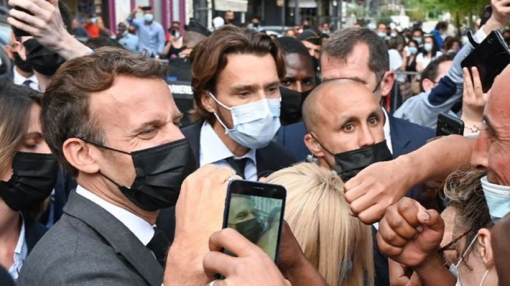 Францын Ерөнхийлөгчийг алгадсан этгээд 4 сарын хорих ялаар шийтгүүлжээ