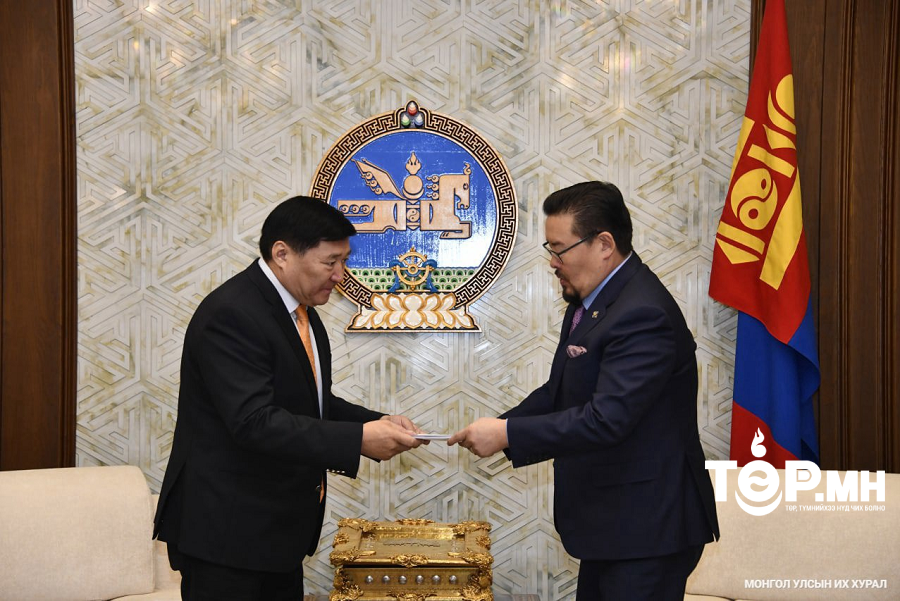 Эрүүл мэндийн сайд С.Чинзориг хуулийн төслүүд өргөн мэдүүллээ