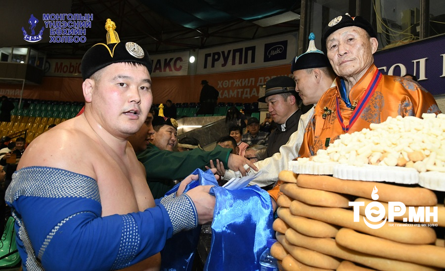 Д.Багахүү начны нэрэмжит барилдаанд Г.Бадрах харцага түрүүллээ