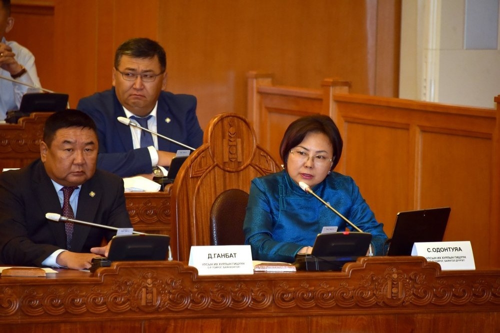 С.Одонтуяа гишүүн гаалийн байцаагчийг дарамталж, ВАКЦИН ТАТАН АВАЛТАД нөлөөлжээ