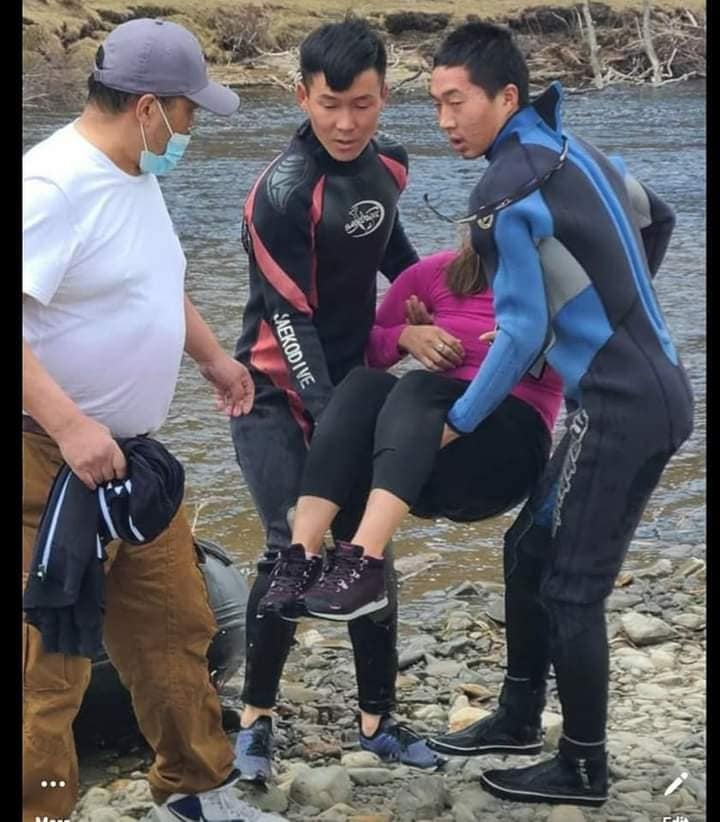 Усны ослоос 3 настай хүүхдийг ээжийнх нь хамт аварлаа