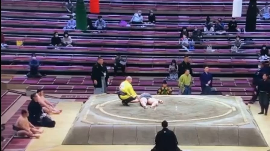 Японы 28 настай сүмоч Мицүки Амано тэмцээний үед хүзүүгээ хугалжээ