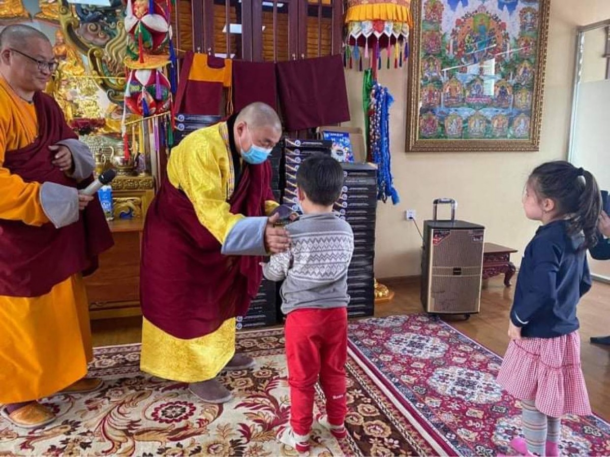 Ялгуусан хутагт хүүхдүүдэд номын цуглуулга гардууллаа