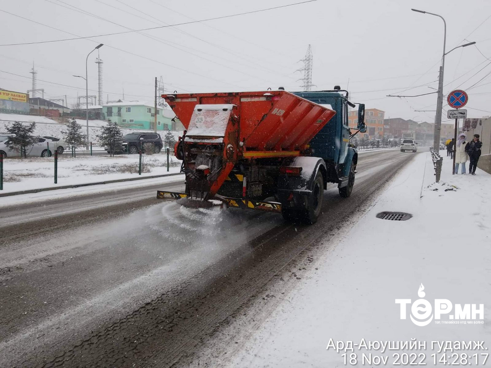 Зам, талбайн цасыг цэвэрлэж, халтиргаа гулгаанаас сэргийлэх арга хэмжээ авч байна