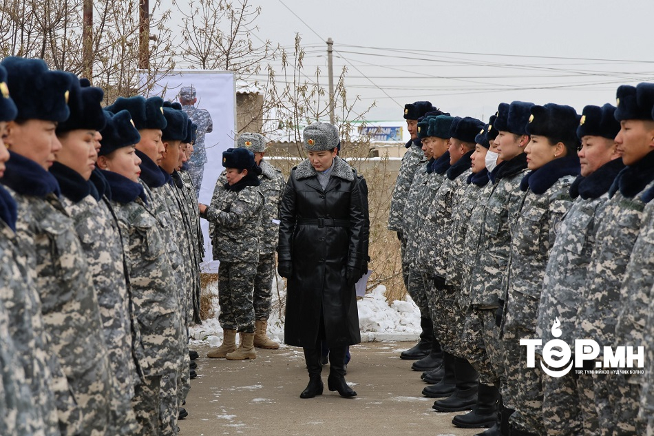 Онцгой байдлын алба хаагчид өвлийн хувцсандаа шилжлээ