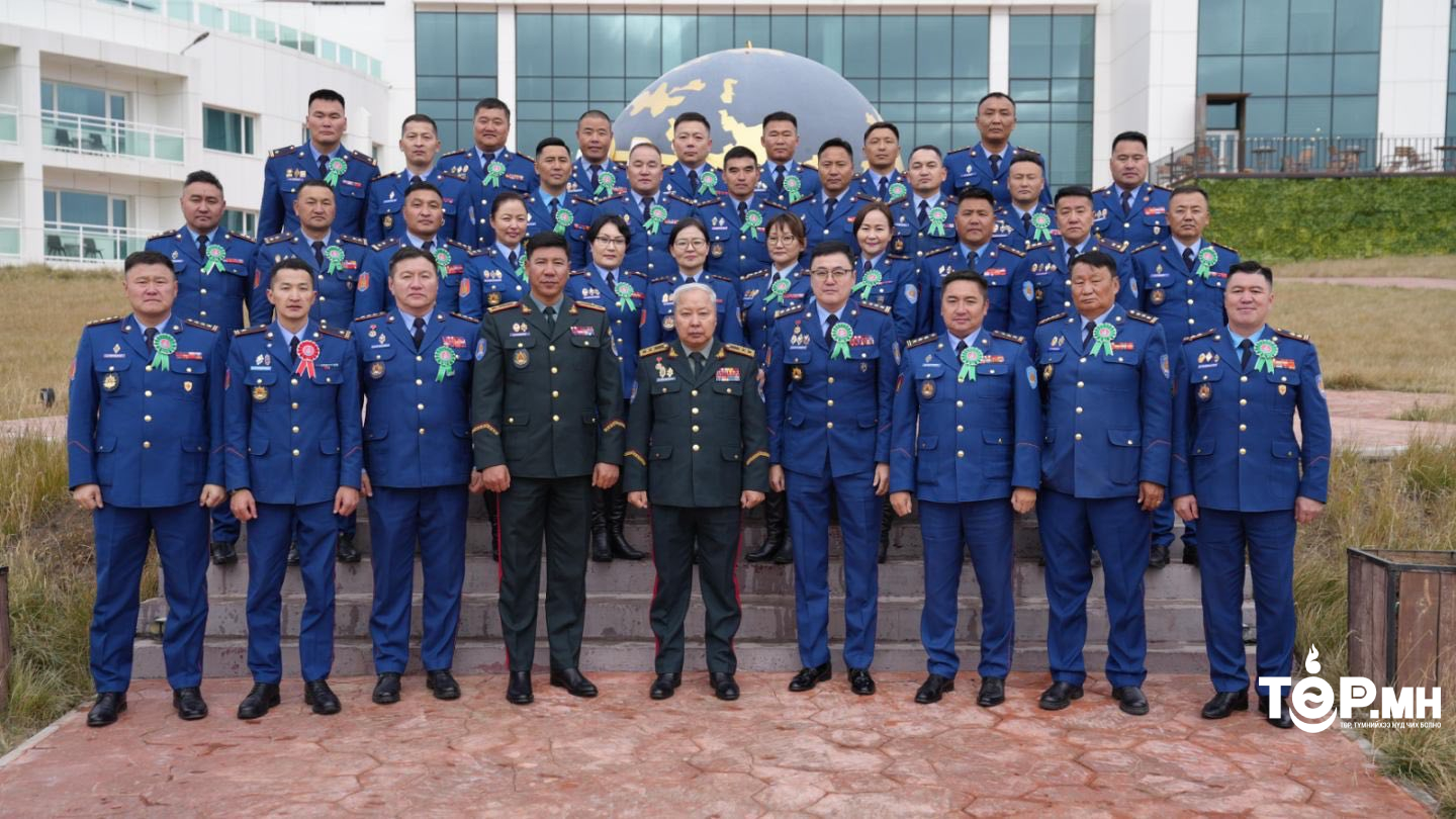 Шилдэг ахлах офицер, илтгэгч нарын шагналыг гардууллаа