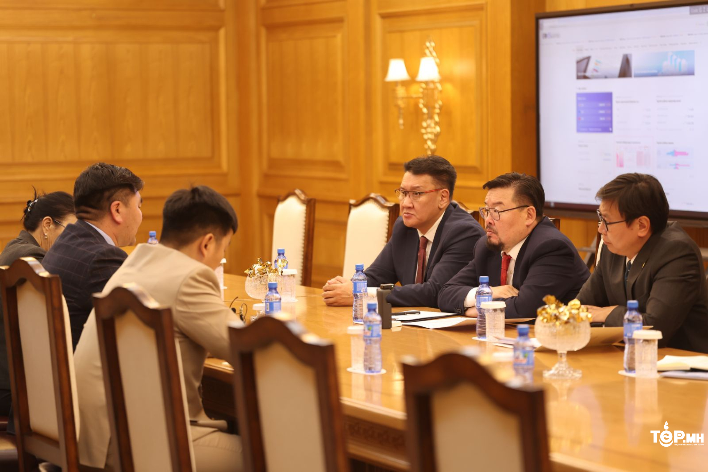 Ерөнхий сайд Г.Занданшатар суулт зарлаж буй багш нарын төлөөлөлтэй уулзлаа