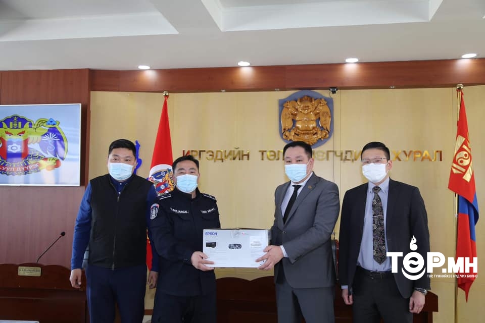 ХУД-ийн ИТХ-ын дарга Г.Батсайхан хүүхдийн байцаагч нарт шаардлагатай тоног төхөөрөмж хүлээлгэн өглөө